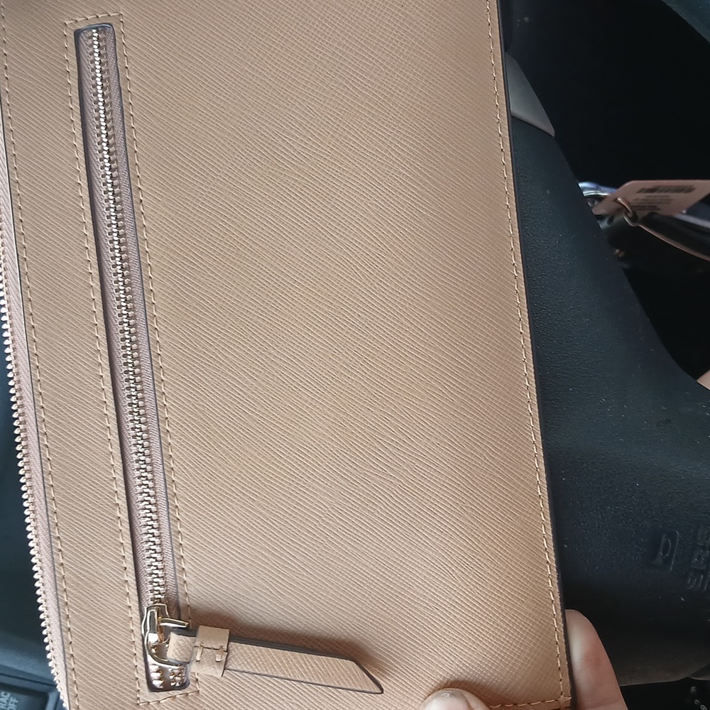 NWT Kate Spade tan leather oversized wristlet - Picture 3 of 6